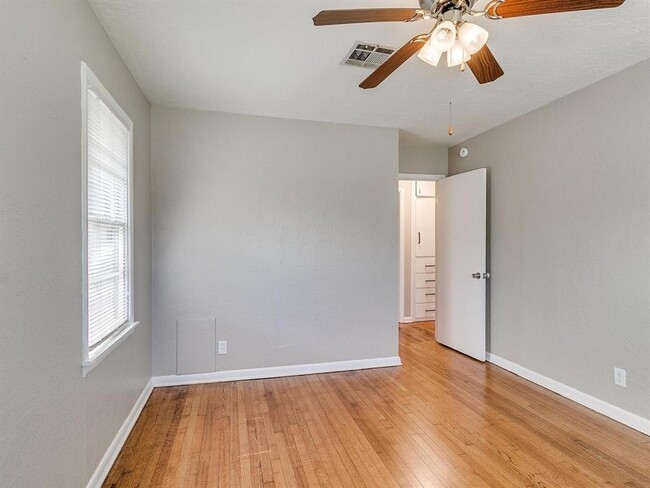 Building Photo - 710 Highland Pkwy