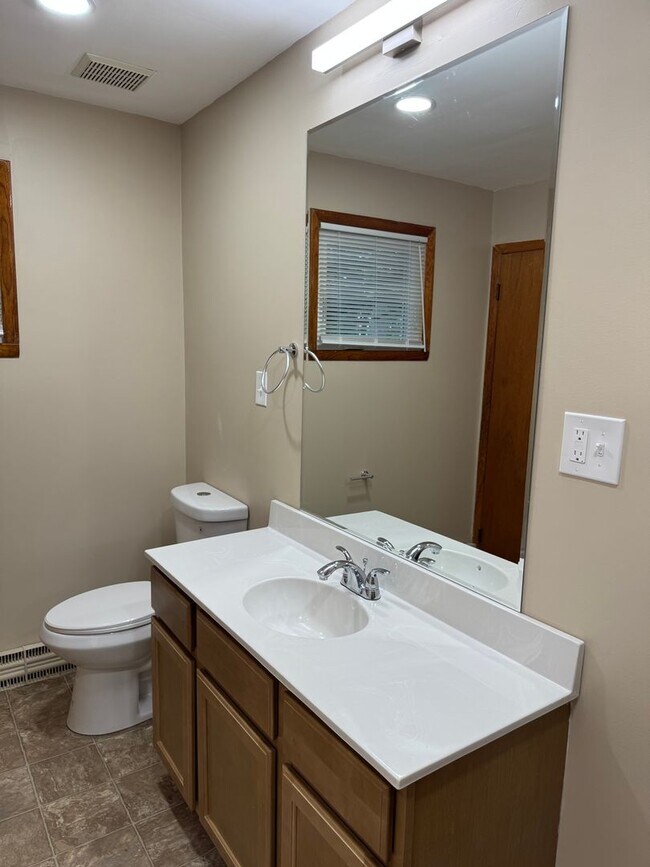Building Photo - Stunning 3-bedroom, 3-bathroom single family home