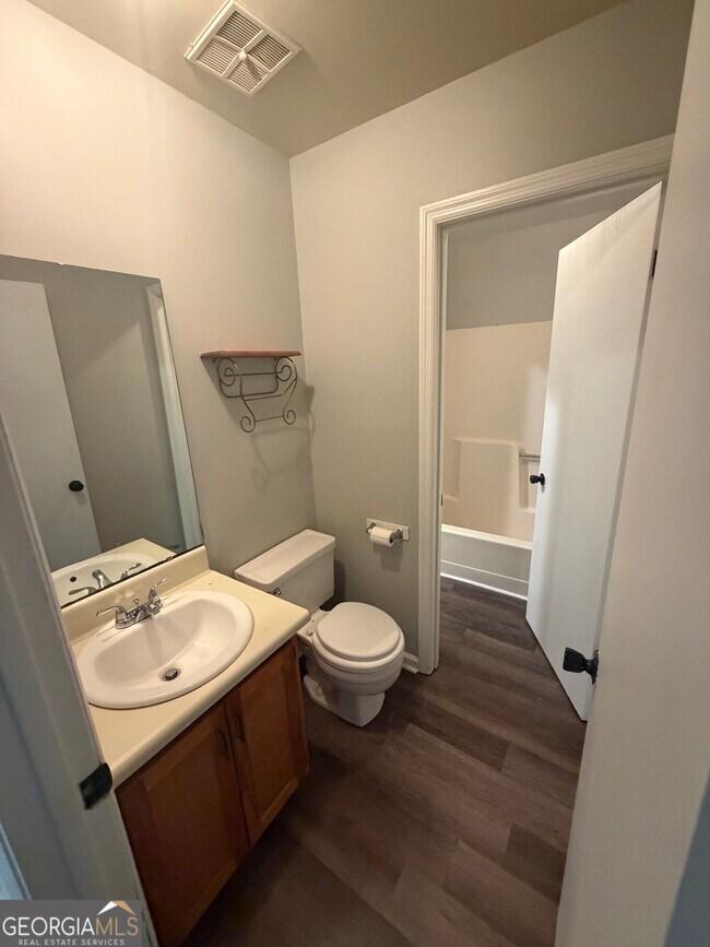 Building Photo - 425 Admiral's Walk Dr