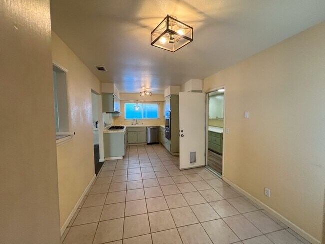 Building Photo - Bright and Sunny 3 bedroom home in North E...