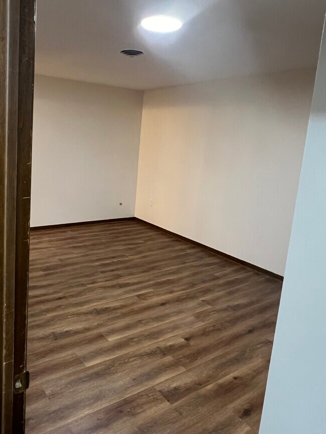 Building Photo - 5552 Cresthaven Ln