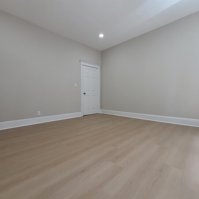 Building Photo - 704 79th St