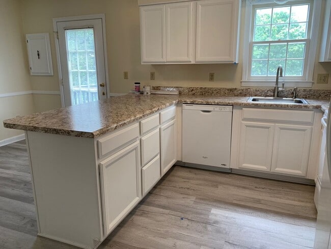 Building Photo - 4 Bedroom 2 Bath House