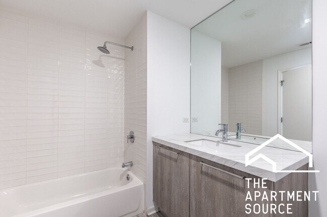 Building Photo - South Loop 3 bed 2 bath -- Updated Kitchen, HUGE Floorplan