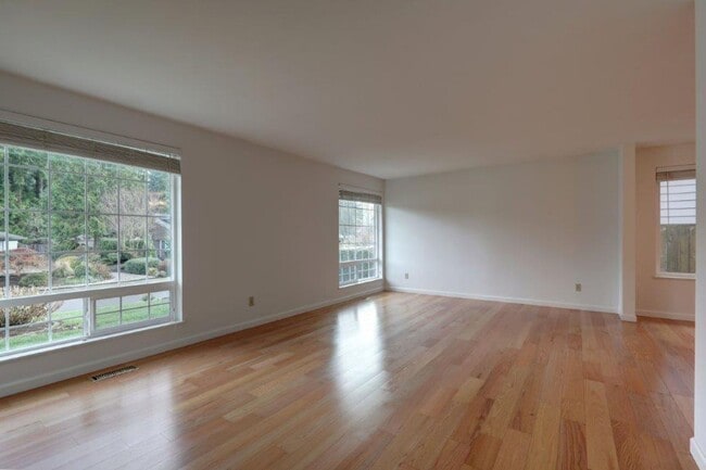 Building Photo - Spacious 4 Bedroom/3ba Bath Bellevue Home Available Now!