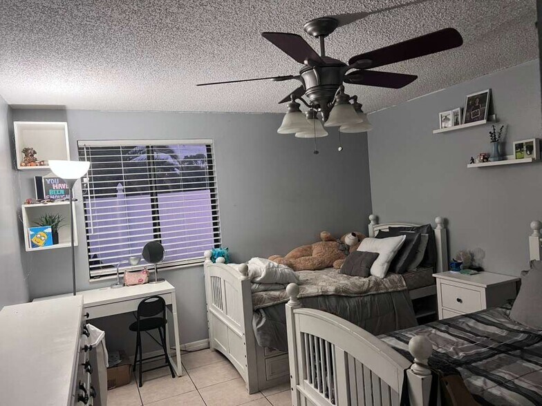 Building Photo - 327 Lake Placid Ct