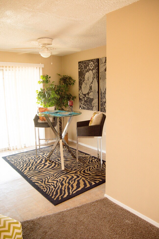 Building Photo - Spacious Southside Aparments!