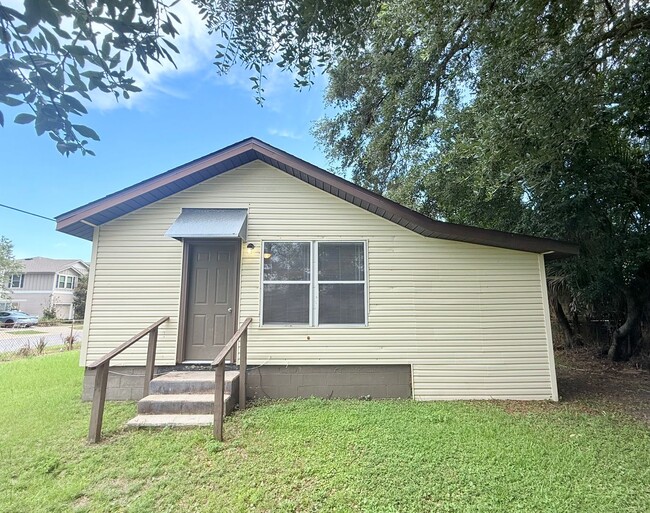 Building Photo - Beautifully Remodeled 3-Bedroom Home