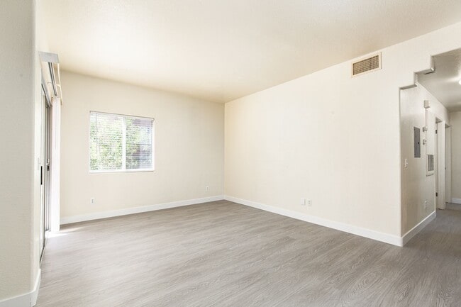 Building Photo - Move-in ready ground-floor 2 bed, 2 bath