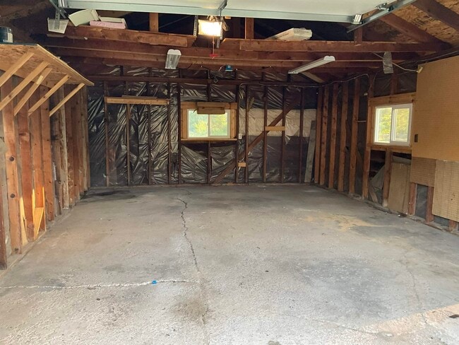 Building Photo - 3406 Three Oaks Dr