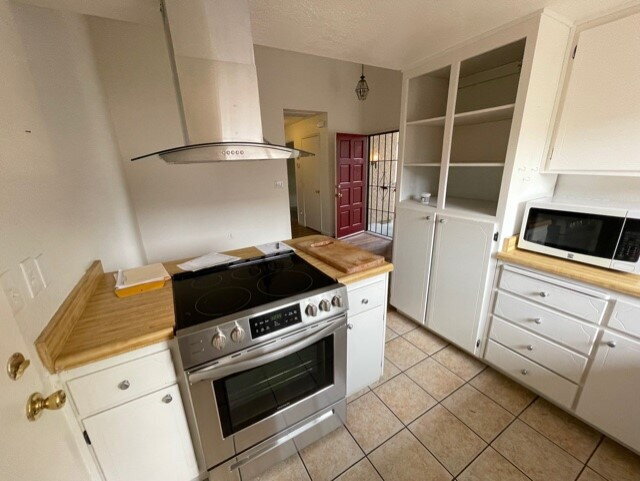 Building Photo - 2 Bedroom Townhouse Available NOW for $1795!