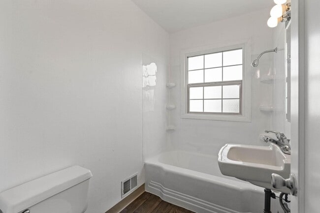 Building Photo - Beautifully maintained 1-bdrm/1-bath unit in 4-plex. Fireplace, off-street parking, laundry, grea...