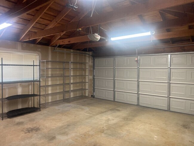 Building Photo - 2149 Woodcrest Ct