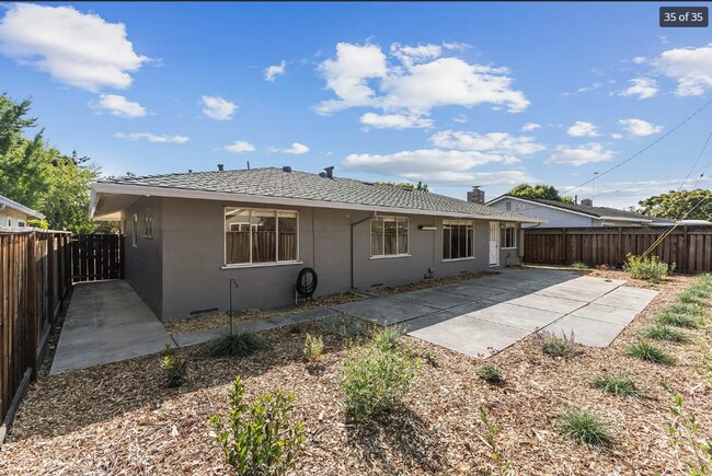 Building Photo - Light and Bright 3 Bedroom/ 2 Bath Home on...