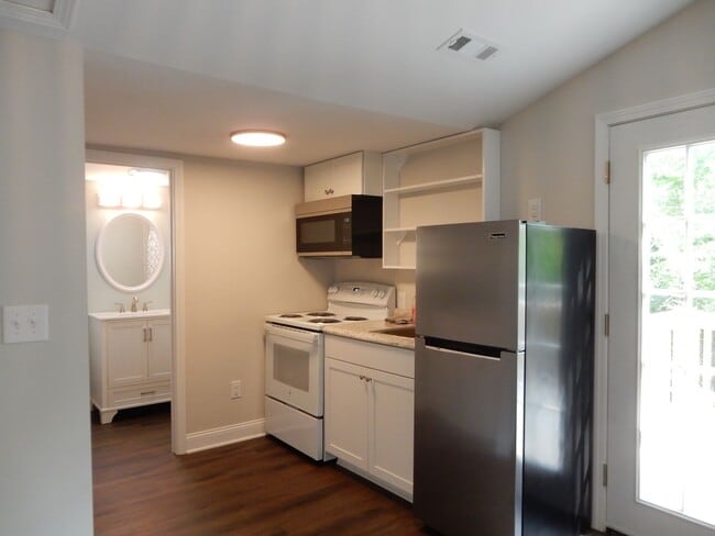 Building Photo - "Tiny" home offers one level living - WALK...