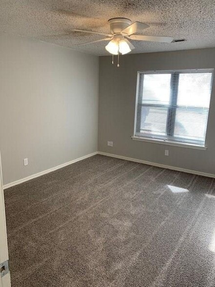 Building Photo - 4006 Watkins Ave