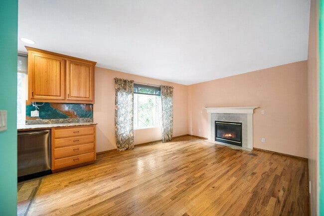 Building Photo - 5 Bed 2.5 Bath Spacious House For Rent In Poulsbo!!!