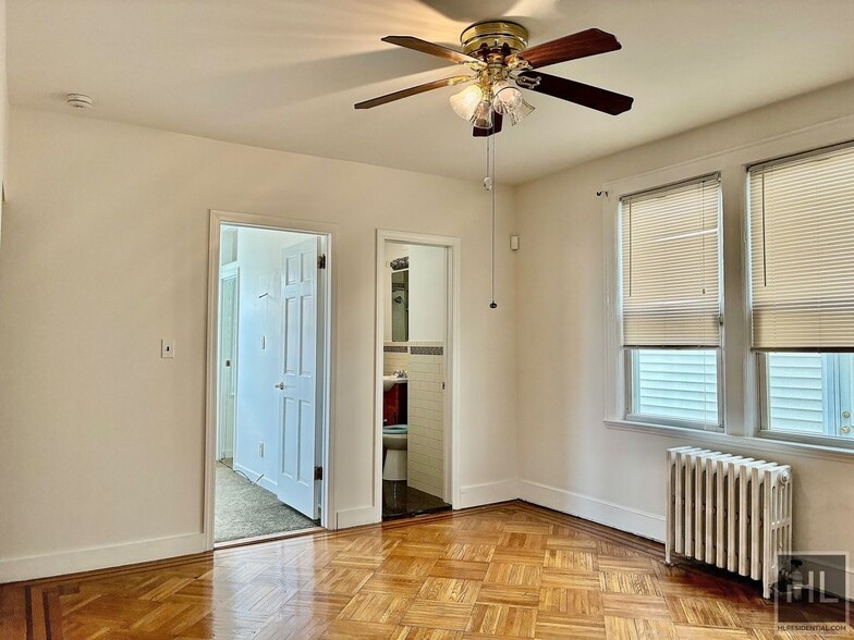 Building Photo - Large 2.5 bed 2 bath duplex with in unit W/D, Private Yard, Shed & Parking Available for an addit...