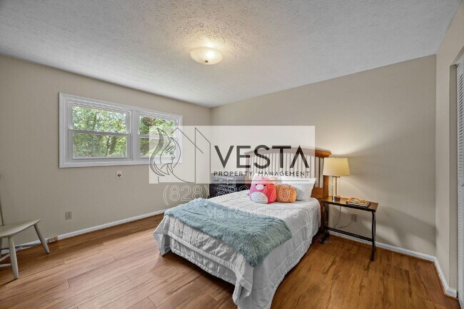 Building Photo - 90 Knob Hill Rd