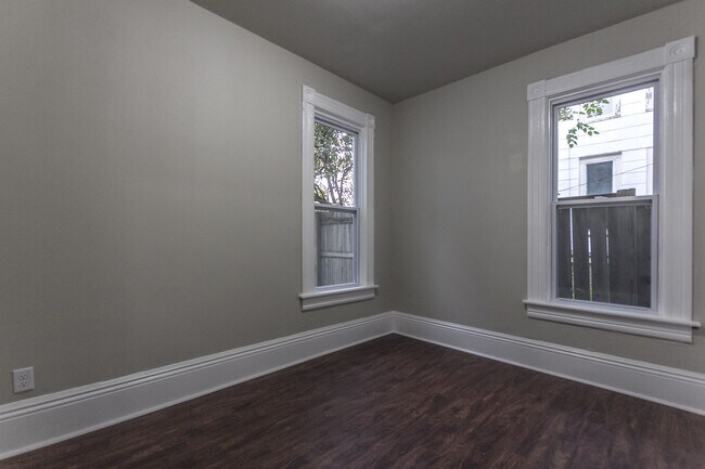 Building Photo - 5 Bedrooms, 2 Bathrooms - Near Drake