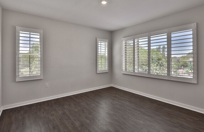 Building Photo - Gorgeous 4bed/3 bath End Unit Condo in Gil...