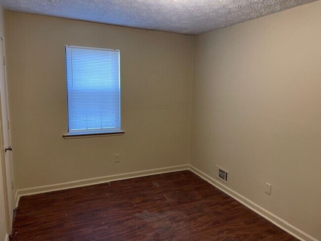 Building Photo - **ASK HOW YOU CAN MOVE IN WITH NO SECURITY DEPOSIT**333 River Brook Trl: 3BD, 2.5BA Duplex only 5...