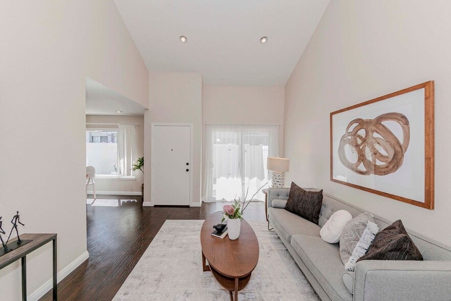 Building Photo - 2422 Coventry Cir