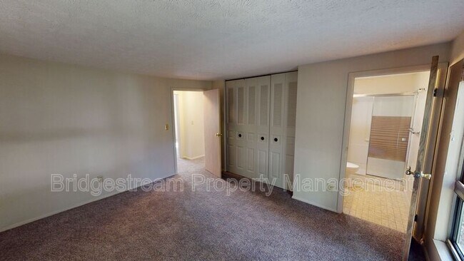 Building Photo - 2421 Bentree Ct