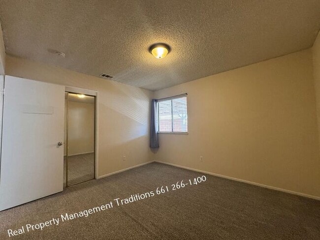 Building Photo - Charming 3 + 2 in East Palmdale home