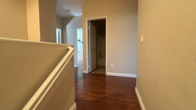 Building Photo - Lovely Townhouse Located in Lake Elsinore!