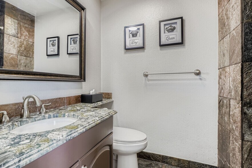 Primary Bath - 382 Gladiola St