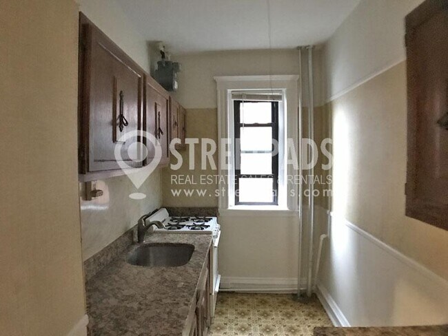Building Photo - bedroom in Malden MA 02148