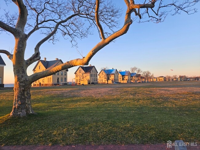 Building Photo - 45 Miller St