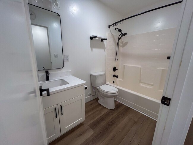 Building Photo - Live Comfortable in a Modern Paradise Home!