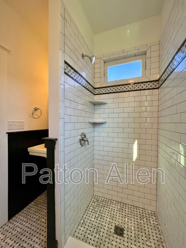 Building Photo - 125 Burton St