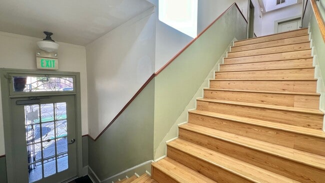Building Photo - Beautiful Spacious 2 bd/1ba filled with light in Popular Neighborhood – Oakland, Emeryville, and ...