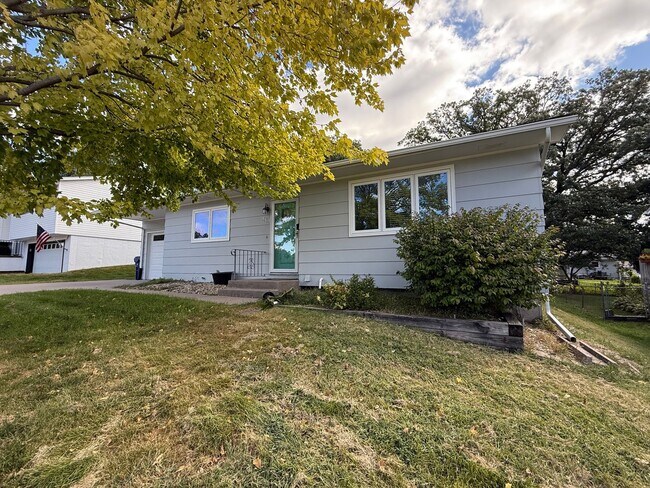 Building Photo - Charming 3 Bed, 1 Bath Home in Quiet Bette...