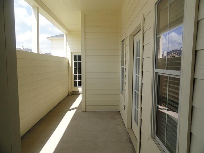 Building Photo - 2865 Westhollow Dr