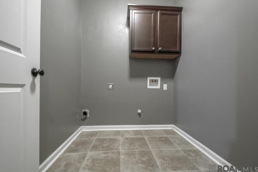 Building Photo - 641 Greenwich Dr