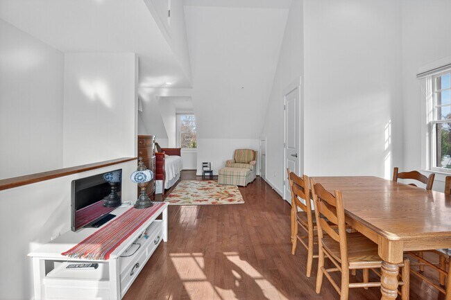 Building Photo - 2601 Hume Dr