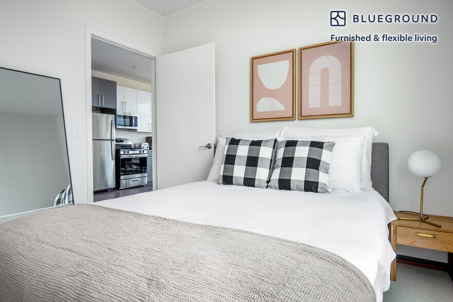 Building Photo - 2340 N California Ave