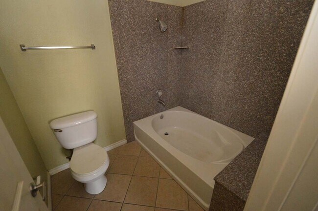 Building Photo - 2nd Floor Condo in a Gated Community