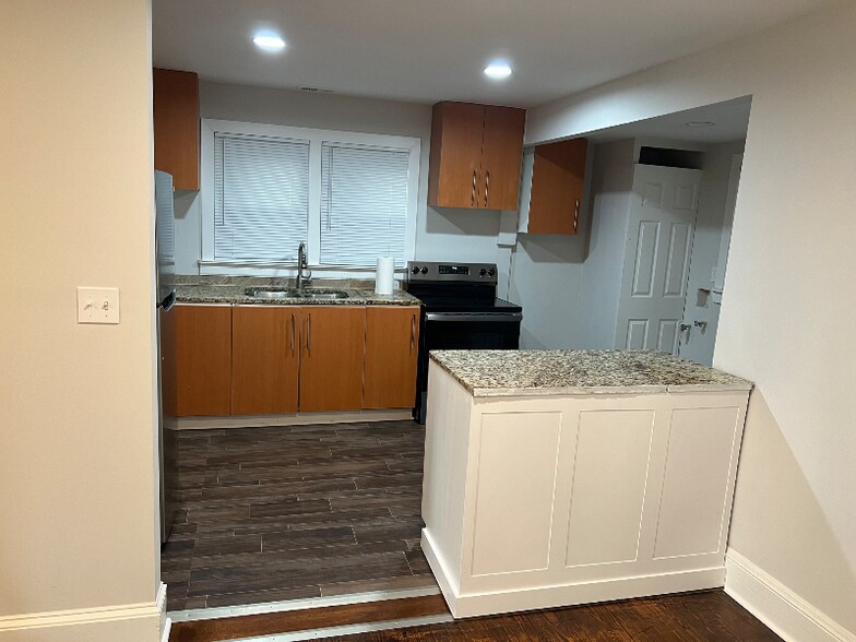 Building Photo - 810 W Rankin Ave