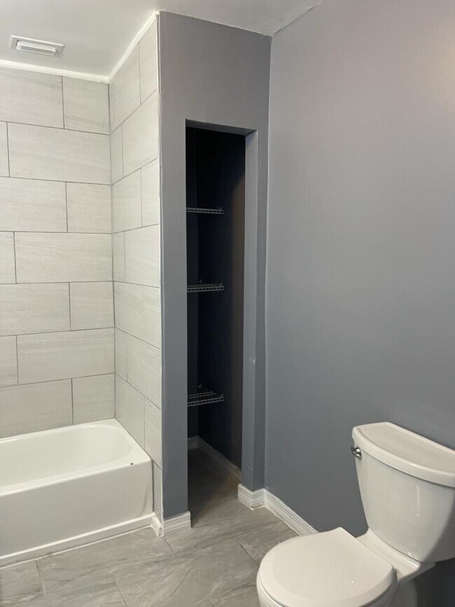 Building Photo - 2524 Hiland St