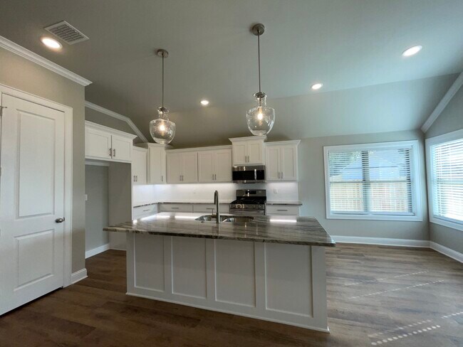 Building Photo - 10008 Dayspring Dr