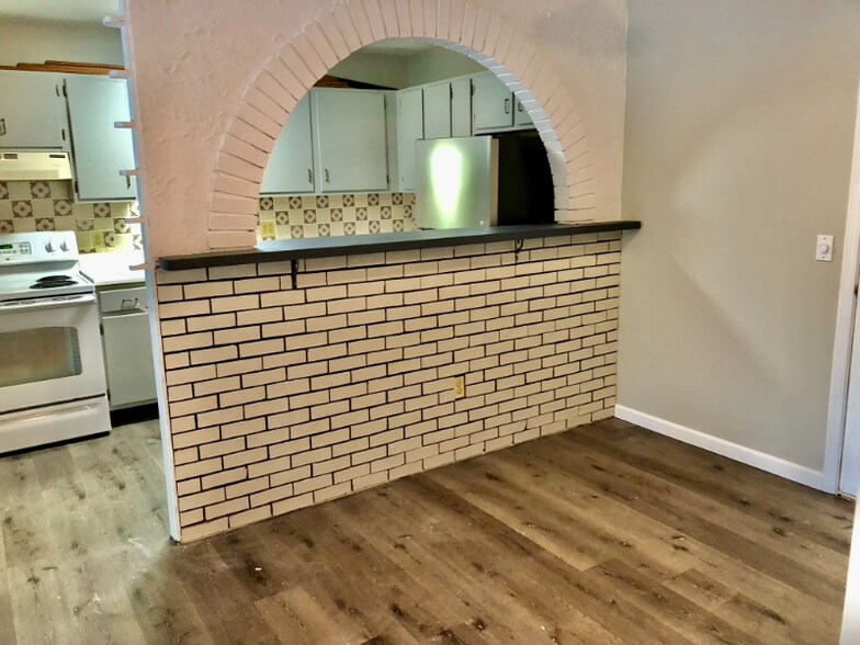 Building Photo - 9 Strawberry Bank Rd