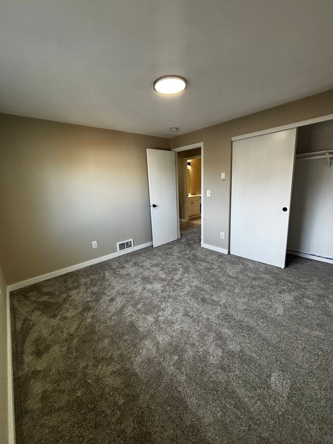 Building Photo - 4 bed 3 bath, Bonus room, Rv parking, Fenc...