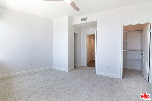 Building Photo - 735 Hauser Blvd