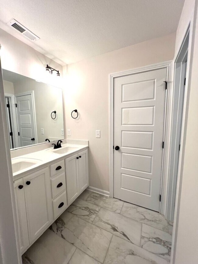 Building Photo - Beautiful Home Coming Soon!