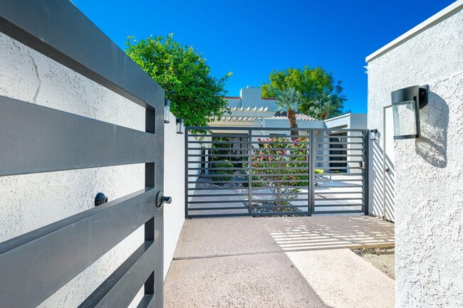 Building Photo - 717 Inverness Dr
